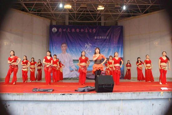 瑜伽队员表演奔放的肚皮舞