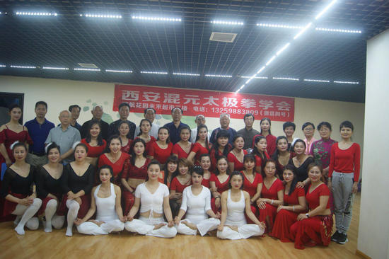 嘉宾会后参观并与彩排学员合影留念