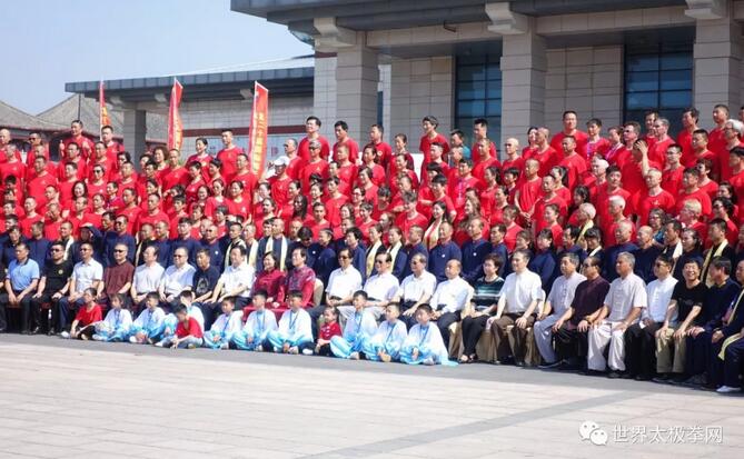 嘉宾和参会代表合影