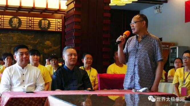 《武当》杂志社社长刘洪耀先生主持开学典礼