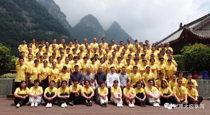 参加讲坛的学员与老师、嘉宾在武当琼台“仙境”合影