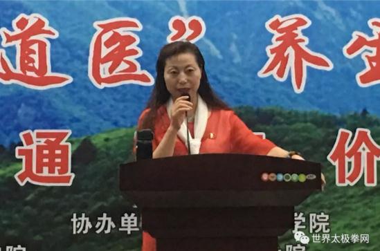 赵晓玲老师主持活动