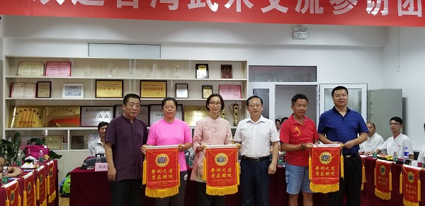 赠送锦旗留念