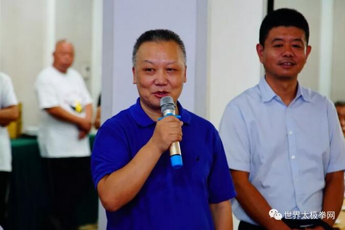 余功保先生主持论坛活动