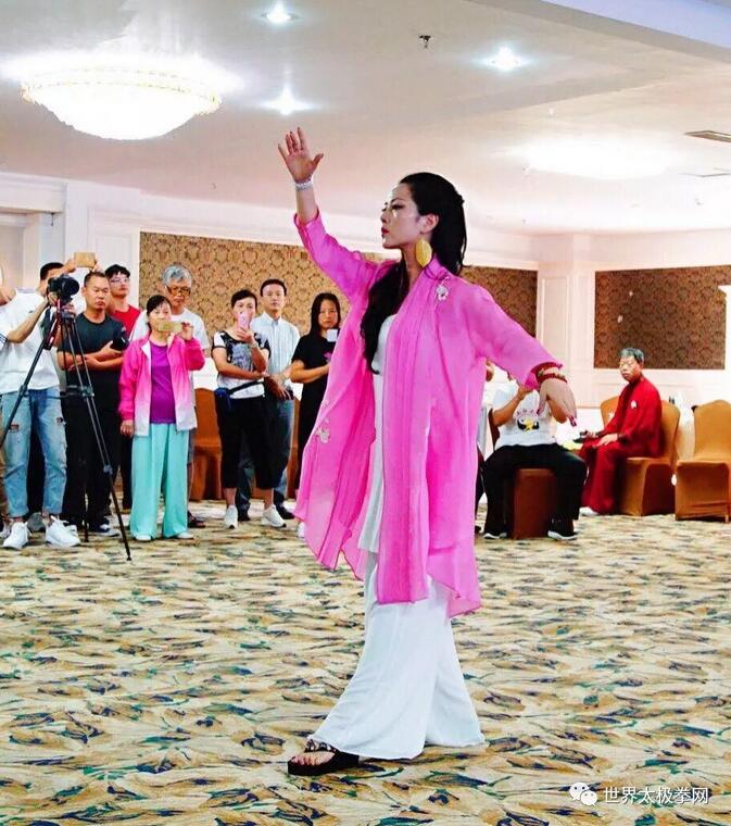陈骊珠女士表演杨式太极拳