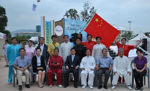2011.09.07周世勤率形意拳八卦掌十人表演团(周世勤前左5,唐振荣前左3,董淑新前右2,韩燕武后左1,周梦华后左2,杨十明后左5,董伯龙后左6,刘朝国后左7,韩燕鸣后右2,曹颖后右1)表演后和韩国政府官员合影 Q