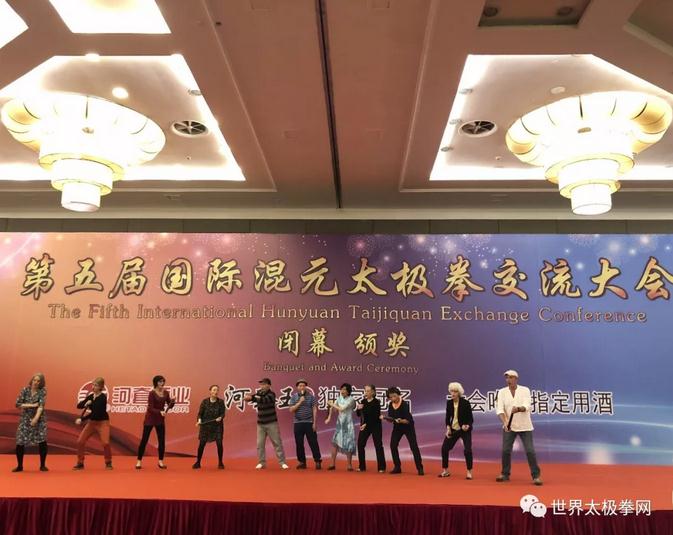 颁奖联欢会上,法国代表表演节目