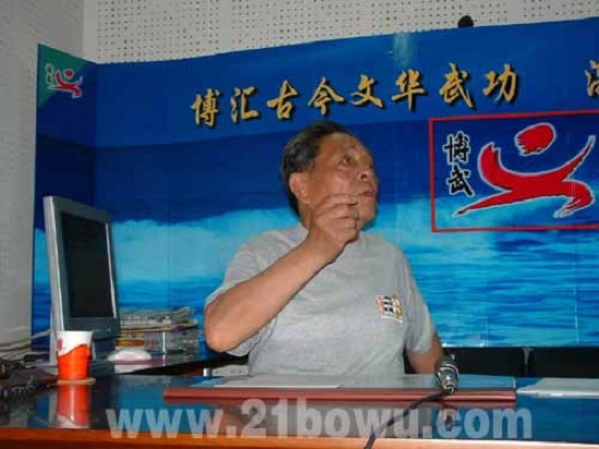 如图:冯老师在21世纪初期参加网络直播