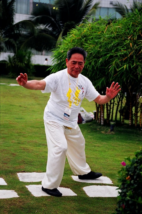 如图:2001年冯志强老师在三亚海滨练拳