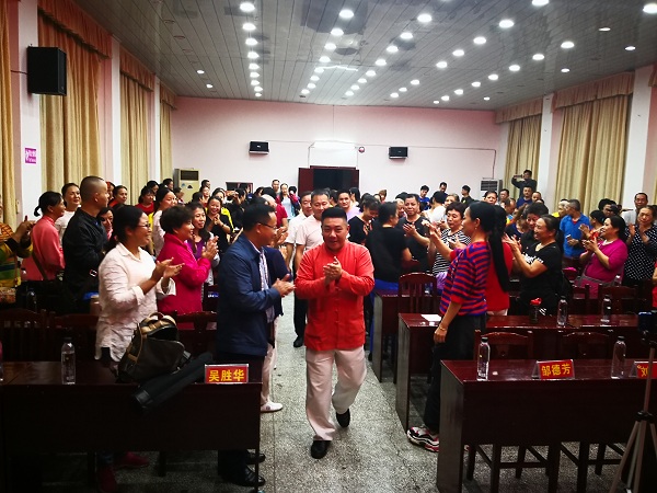 傅清泉老师步入会场