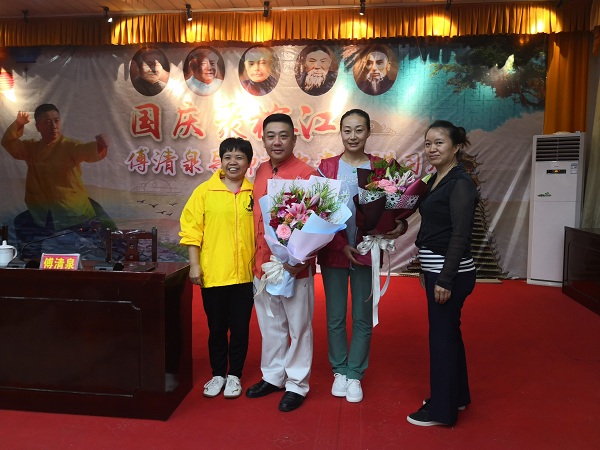 向傅清泉老师和刘红老师献花