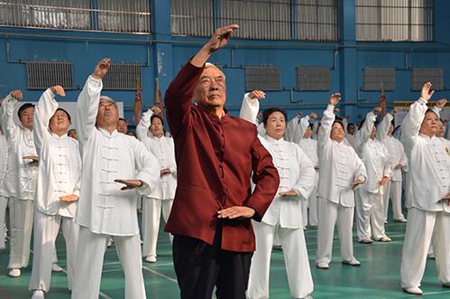 张全亮老师带领全体人员演练吴式太极10式
