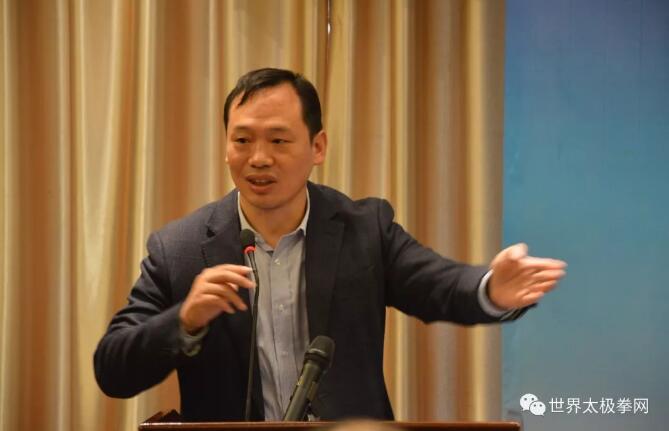 柯超主持峰会名家论坛