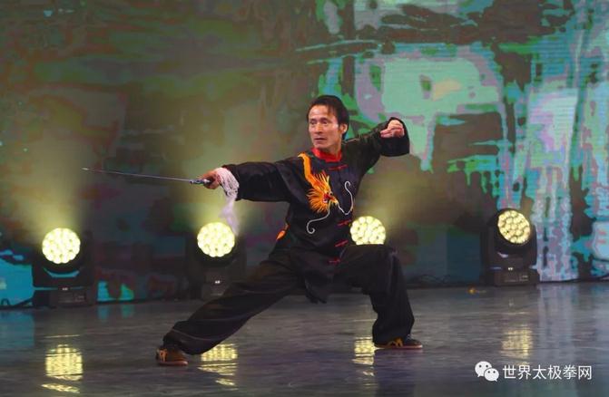 张成忠先生在三亚南山第三届世界太极文化节闭幕晚会上精彩表演