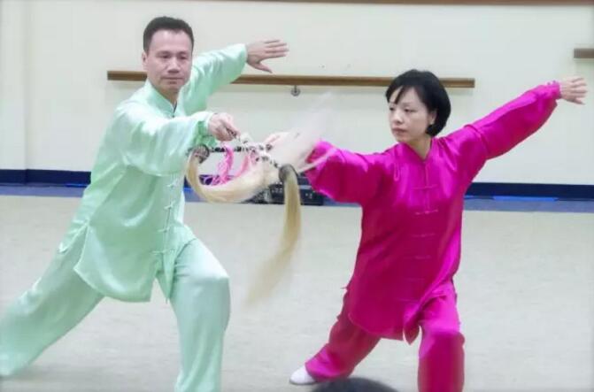 陈思坦和夫人林旭演示太极拂尘对练