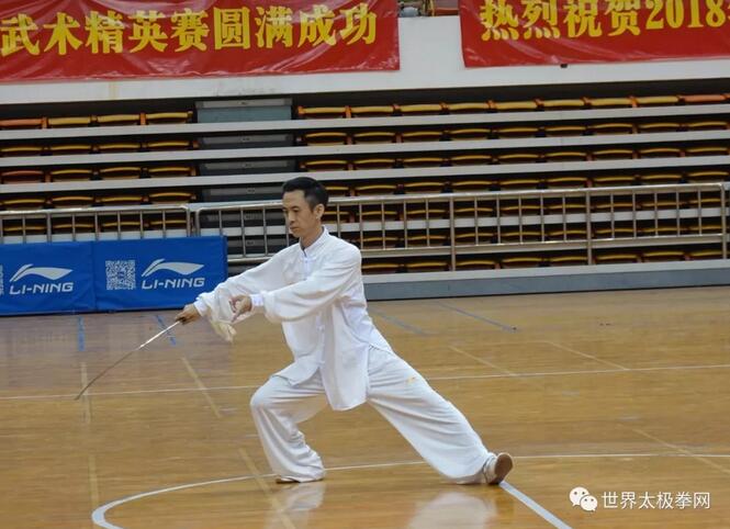 黑志宏老师表演太极剑