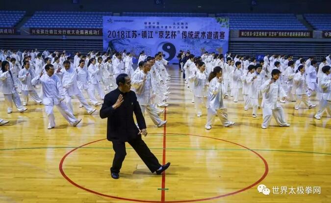 霍培林率众表演孙式太极拳