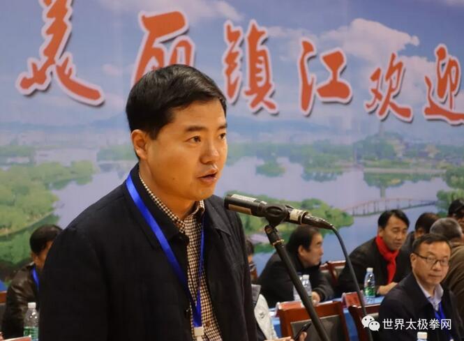 镇江市人民政府副秘书长杨毅宣布邀请赛开幕
