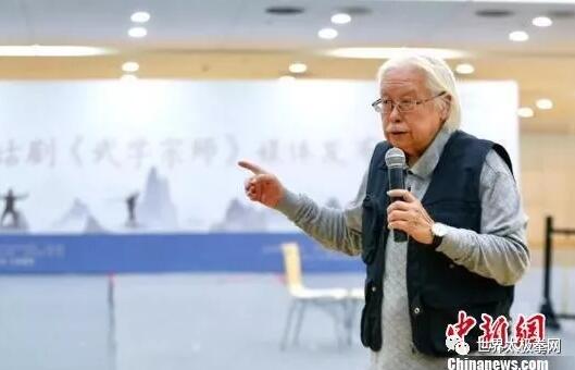 导演顾威介绍话剧情况