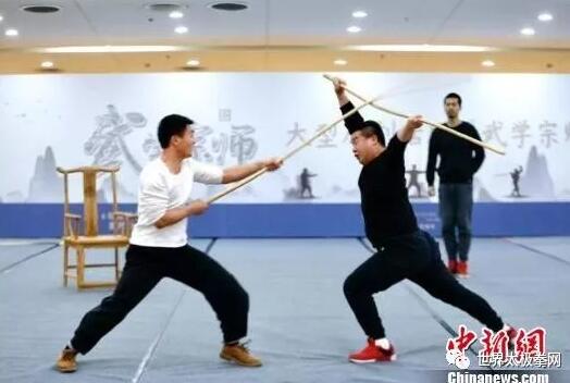 演员刻苦练习武术功夫