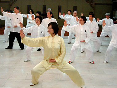 门敢红在教韩国人太极拳