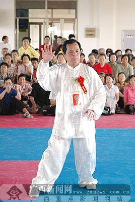 广西永年太极拳研究院院长、杨式太极拳第五代主要传人洪日镜为太极拳爱好者做示范。