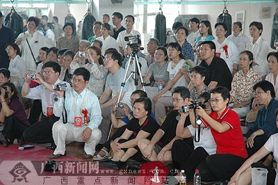 太极拳爱好者用相机和摄像机记录大师们的一招一式