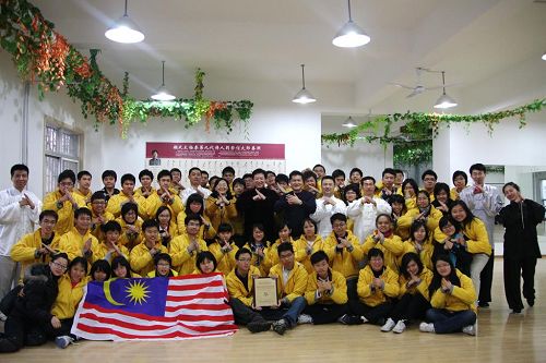 青岛太极会馆刘登信大师和马来西亚华裔学院合影