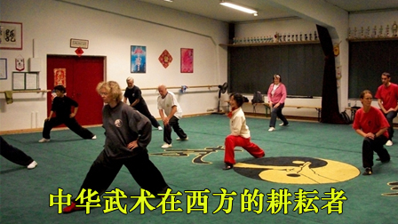学员们在做热身运动