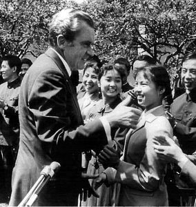 1974年7月7日,尼克松总统在美国白宫玫瑰园接见中国武术代表团,与程爱萍(右二)和队友们一一握手。
