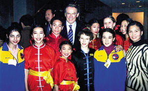 2006年1月30日,第六十届联合国大会主席埃利松在纽约总部与程爱萍(右一)和她的武术队员合影。