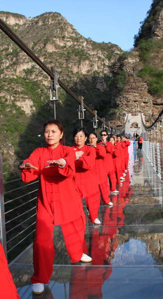 “太极乐享天地之美”空中太极精彩图片(六)