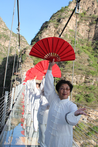 “太极乐享天地之美”空中太极精彩图片(七)