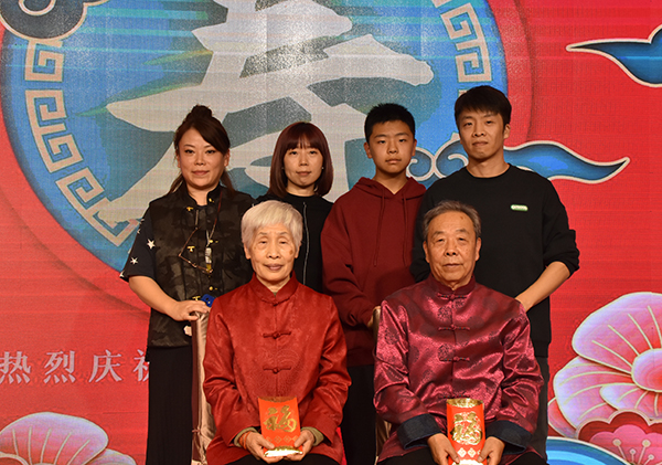 关振军先生与家人