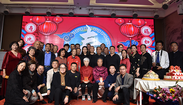关振军夫妇与新老弟子合影