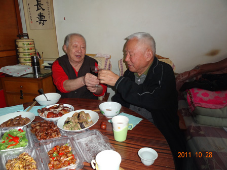 2011 10 28 孙长立、董世明 师兄弟 饮酒干杯 共祝健康长寿