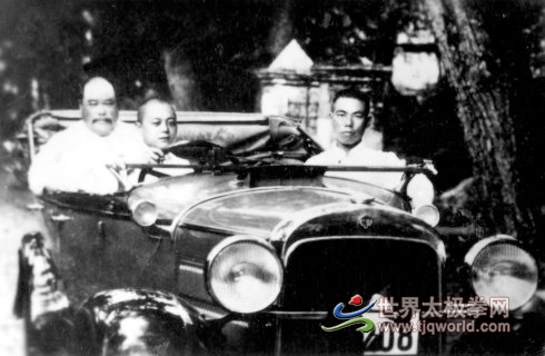 1930年赵斌(右)与杨澄甫(左)、张庆麟(中)在杭州合影
