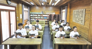 图为学生正在上课