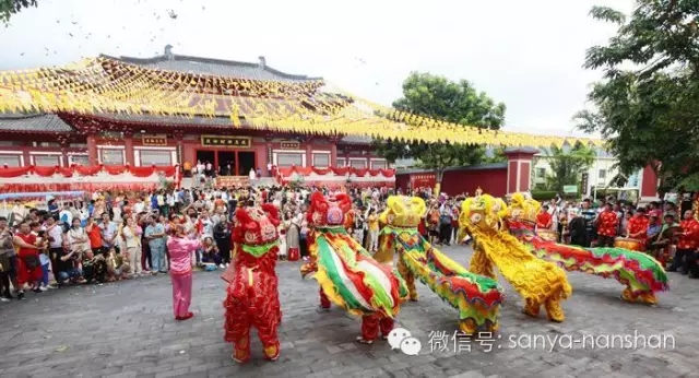大年初五,南山景区财神庙会上的舞狮表演