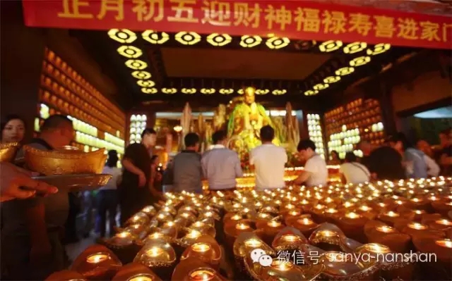 大年初五,游人在南山景区参加财神庙会