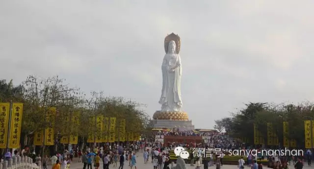 大年初五,南山海上观音广场游人如织