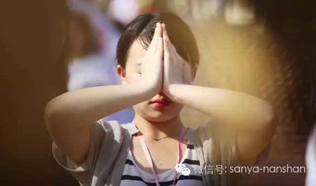 大年初五,游人在南山祈福
