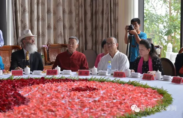 太极名家马广禄、《武魂》主编翟越、温县副县长李美玲出席圆桌会议