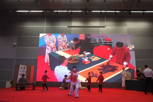 杨氏太极拳第六代传人王金玲带领小朋友们表演太极拳