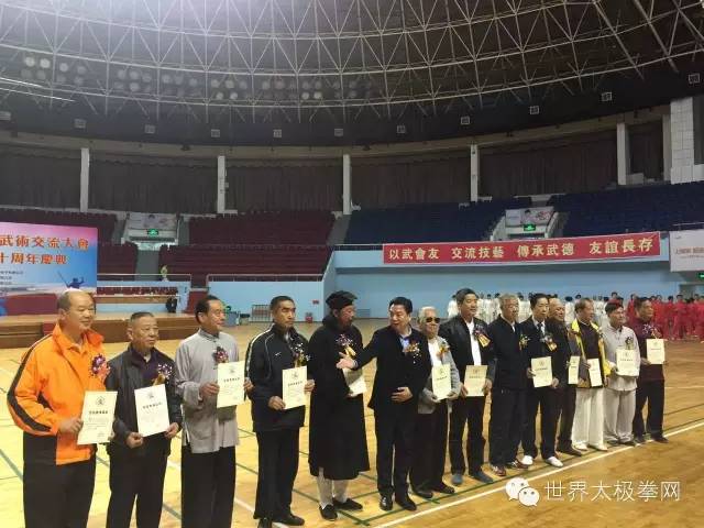 王二平先生为参会嘉宾颁发证书2