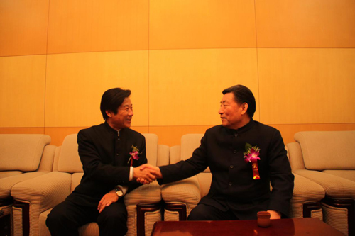陈小旺(右)与北京陈式太极拳研究会会长王洪恩(左)畅谈太极与养生