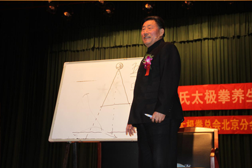 陈小旺在与观众互动时的会心一笑