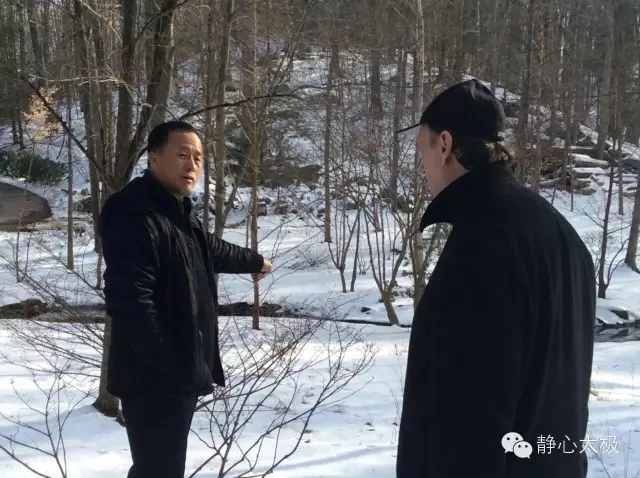 任先生与乔在位于纽约的在建中的太极山庄2