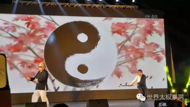 傅声远、傅清泉在颁奖闭幕典礼上表演