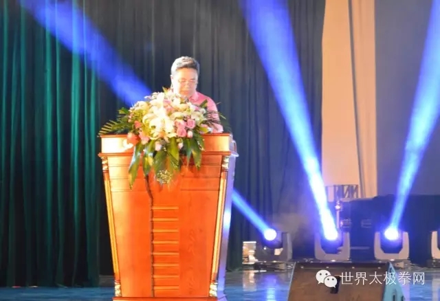 组委会执行主任杨其元宣读世界太极南山宣言